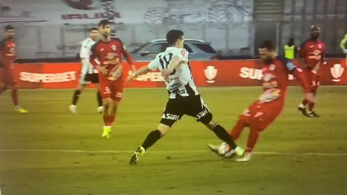 Ce nu a văzut arbitrul din teren și nici Istvan Kovacs din camera VAR în U Cluj - Gloria Buzău 2-1. Atacul lui Artean, care putea să-i rupă piciorul adversarului: nu s-a dat nici măcar fault!