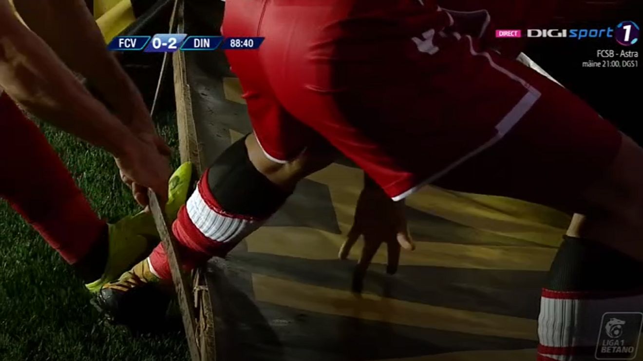 Montini, aproape de o accidentare groaznică! FOTO | Italianul și-a prins piciorul într-un panou publicitar după golul de 2-0