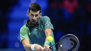 A dat norocul peste ea! Ce sumă vrea să obțină femeia care a prins racheta aruncată de Novak Djokovic, după ce a câștigat Roland Garros în 2016