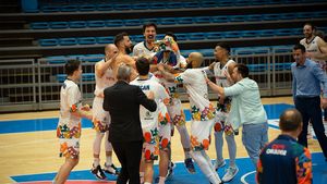 CSM Oradea a reușit o calificare spectaculoasă în FIBA Europe Cup! Jucătorii au urmărit celălalt meci din grupă pe telefoanele mobile, imediat după victoria cu Szolnok | VIDEO