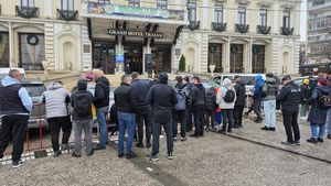 Fanii români au luat cu asalt hotelul la care este cazat Ronaldinho! Imagini inedite de la Iași