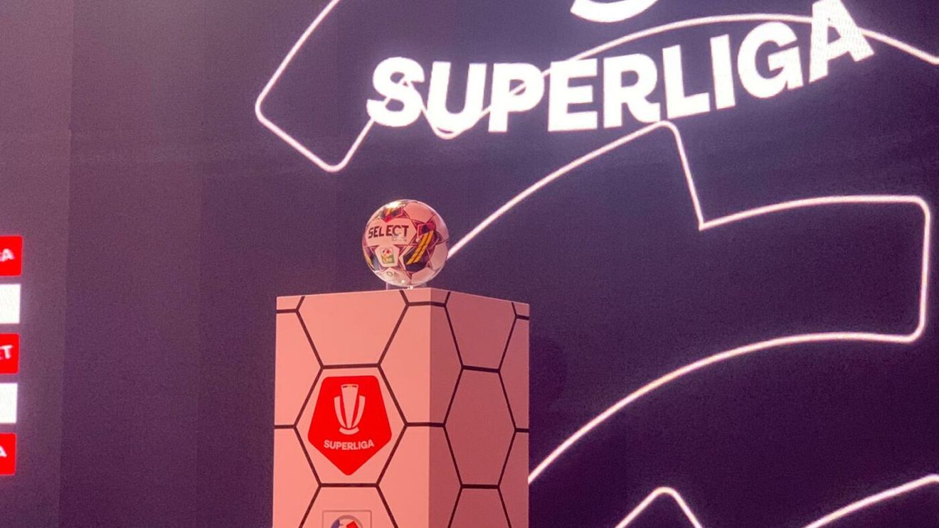 Spectaculoasă! Așa arată noua minge oficială cu care se va juca în Liga 1: primele imagini cu balonul, oferite la prezentarea LPF! FOTO&VIDEO