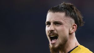 Cu ce femeie a petrecut de Revelion fotbalistul Radu Drăgușin. Mesajul clar, înainte de transferul vieții în Premier League: „Am făcut greșeli”. FOTO