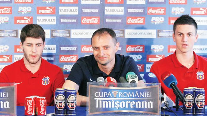 De ce sunt "câinii" ironici cu steliștii! Înțepături la conferința de presă