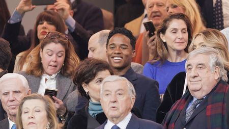 Un puști a devenit milionar peste noapte, la doar 17 ani, după ce a semnat cu Real Madrid. În aeroport, a întâlnit un bărbat care de peste 20 de ani lustruiește pantofi. Ce a descoperit umilul muncitor când și-a verificat contul bancar, după discuția lor