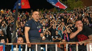 Război total între galeriile din București și pericol uriaș de incidente violente! Mustață, liderul galeriei FCSB, intervine în forță în scandal și trece de partea lui Elyas de la Dinamo în conflictul cu Bocciu de la Rapid