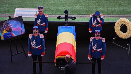 Cine sunt cei 6 bărbați misterioși care și-au făcut apariția la sicriul lui Mircea Lucescu