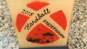 CM DE HANDBAL 2015 | România, primită cu suprize la Frederikshaven. Peste 100 de femei au tricotat niște căciulițe cu ciucuri în culorile naționale. Ce au pregătit câțiva copilași de 3 ani pentru tricolore