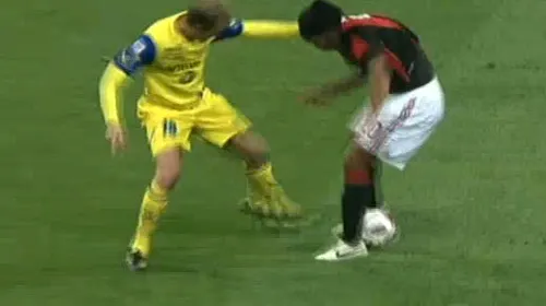 VIDEO Din seria „trebuie văzut”!** Ronaldinho și-a bătut joc de un adversar! Vezi driblinguri care te lasă fără cuvinte!