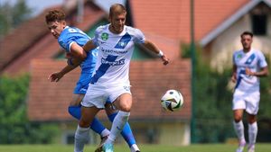 Universitatea Craiova a încheiat stagiul din Austria cu un succes contra ungurilor de la MTK Budapesta. Trei debuturi în echipa lui Mirel Rădoi