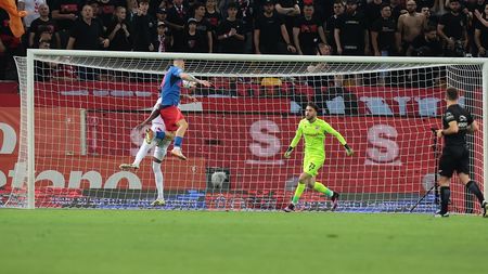 S-a făcut de râs sub privirile lui Gigi Becali. Kennedy Boateng, depăşit clar de Daniel Bîrligea la primul gol din FCSB - Dinamo