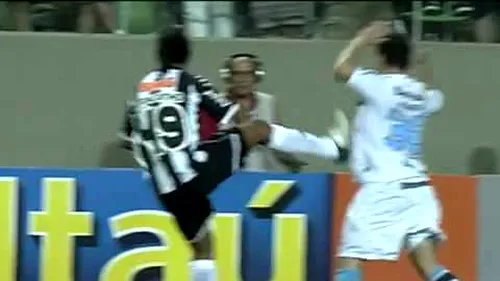 Intrarea care îi PĂ‚TEAZĂ‚ întreaga carieră!** Doare RĂ‚U: Ronaldinho riscă o SUSPENDARE RECORD, după cel mai cinic fault! VIDEO