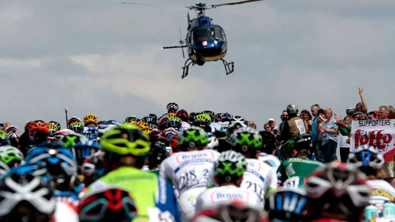 VIDEO Incredibil! Un elicopter a dat jos trei cicliști de pe bicicletă în Turul Burgosului!