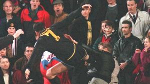 GENIAL! "SECRETUL" din spatele celei mai ciudate declarații din istoria Premier League!** Cum a lăsat Cantona o sală întreagă fără replică și ce a vrut să spună de fapt