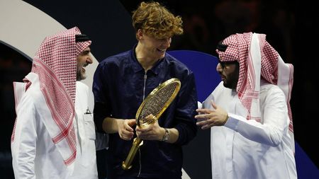 Arabii i-au pus 3 kilograme de aur în brațe lui Jannik Sinner. Cât costă bijuteria dată de șeici
