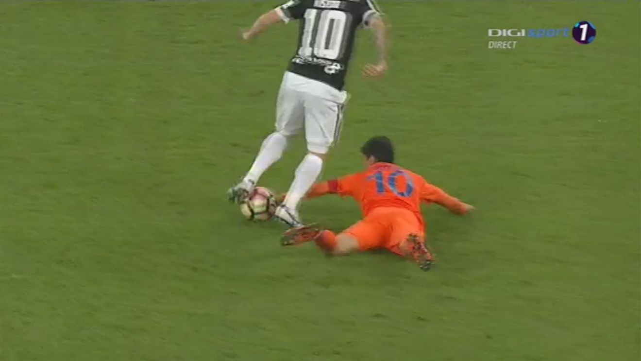Greșeală gravă de arbitraj contra lui Dinamo în meciul cu Botoșani! FOTO | Faza cât se poate de clară pe care arbitrul Horațiu Feșnic a judecat-o în defavoarea "câinilor"