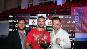 Superkombat își stabilește superlativele anului 2014. Andrei Stoica și Amansio Paraschiv, românii care se duelează în voturi pentru titlul "luptătorul anului"