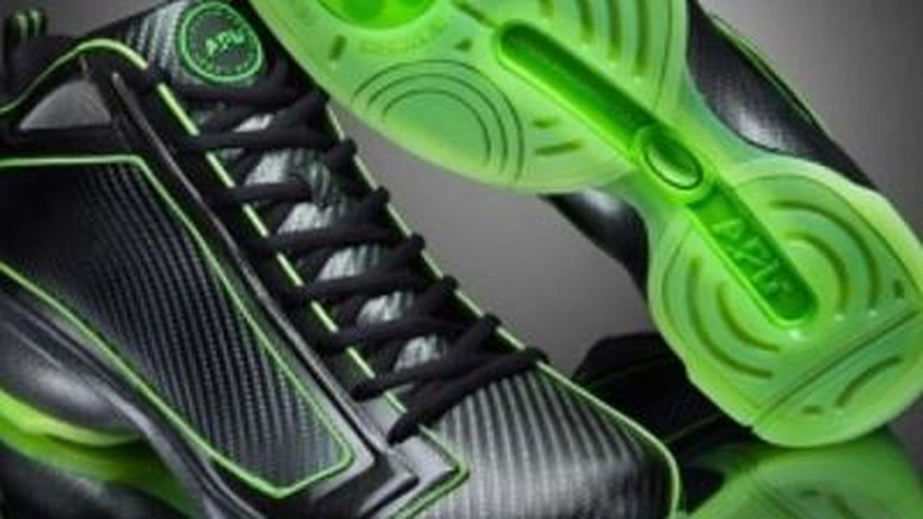 Sandalele lui Hermes nu mai sunt un mit! S-au inventat pantofii sport care sar singuri, dar NBA i-a interzis!