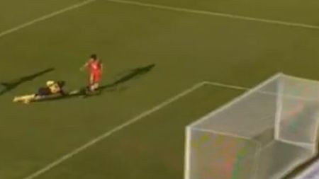 Un român, martor la faza săptămânii!** Două ratări ce te pot face să te lași de fotbal! VIDEO