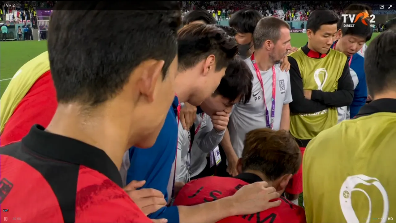 Momente de un dramatism rar întâlnit, la Cupa Mondială! Jucătorii Coreei de Sud au așteptat cu ochii în lacrimi finalul de la Ghana - Uruguay, înainte de a porni fiesta calificării în optimi | GALERIE FOTO