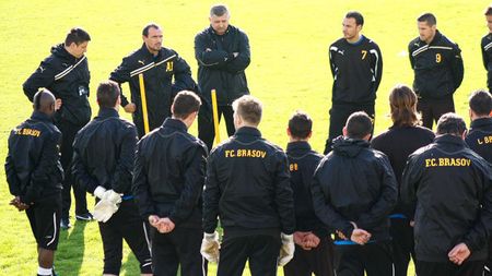 EXCLUSIV Trei ore de coșmar pentru 17 dintre fotbaliștii lui FC Brașov!** Meciul cu Kryvbas s-a jucat cu întârziere