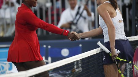 KO! A sosit momentul care nu părea posibil în lumea tenisului: Serena Williams a fost "spulberată" și a suferit cea mai umilitoare înfrângere a carierei. Scuza găsită la finalul meciului pierdut în 53 de minute