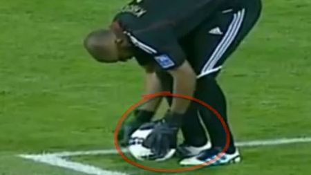 VIDEO Cel mai ingenios mod de a trage de timp!** Este incredibil ce a făcut acest portar