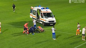 Momente horror la barajul Metaloglobus - Poli Iași! S-a ciocnit cu un adversar și și-a zdrobit genunchiul: și-a pus mâinile la ochi ca să nu vadă și ambulanța l-a dus de urgență la spital