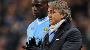 Balotelli, amendat cu 250.000 Â£ după ce a fost prins într-un club de striptease!** Mancini l-a sfătuit să se însoare: "Asta l-ar putea ajuta" :)