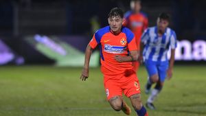 Secretele lui Ianis Stoica, fotbalistul pe care Gigi Becali cere 10 milioane de euro de la Arsenal: Viață extrasportivă controlată, sfaturi de la tată și o relație specială cu patronul FCSB | SPECIAL