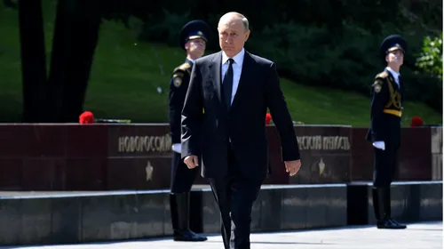 De ce își ține întotdeauna Vladimir Putin brațul drept lipit de corp atunci când merge! Multă vreme s-a speculat că e grav bolnav și că are Parkinson, dar acum s-a aflat secretul președintelui Rusiei! | VIDEO