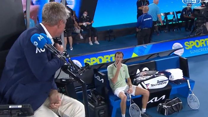 „Vreau să anunți că e un idiot ăla care țipă între primul și al doilea serviciu!" Ce i-a putut cere Daniil Medvedev arbitrului în finala cu Rafael Nadal de la Australian Open | VIDEO
