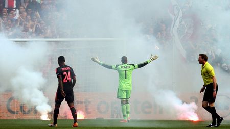 Atenție, imagini șocante! FOTO | Gest oribil al fanilor lui Ajax. Fostul portar al echipei a fost "spânzurat" în tribune