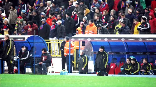 Și ei vorbesc la telefon în timpul meciului! **Sammy Lee a ținut legătura cu un oficial de la tribuna 0