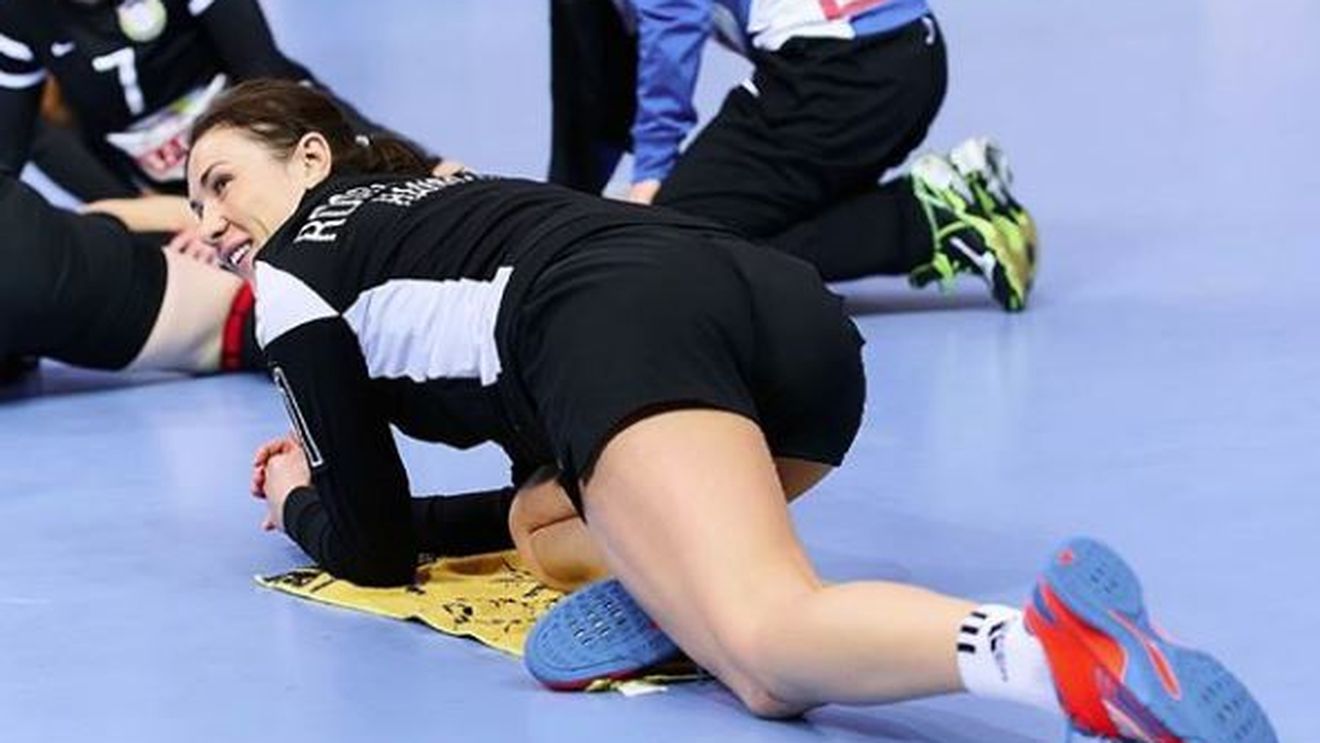 Telenovelă: fostul selecționer al naționalei României și-a părăsit nevasta pentru această jucătoare de handbal! GALERIE FOTO