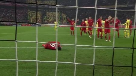 FOTO | Scene incredibile pe Arena Națională: Lewandowski a avut nevoie de îngrijiri medicale după ce o petardă a explodat lângă el