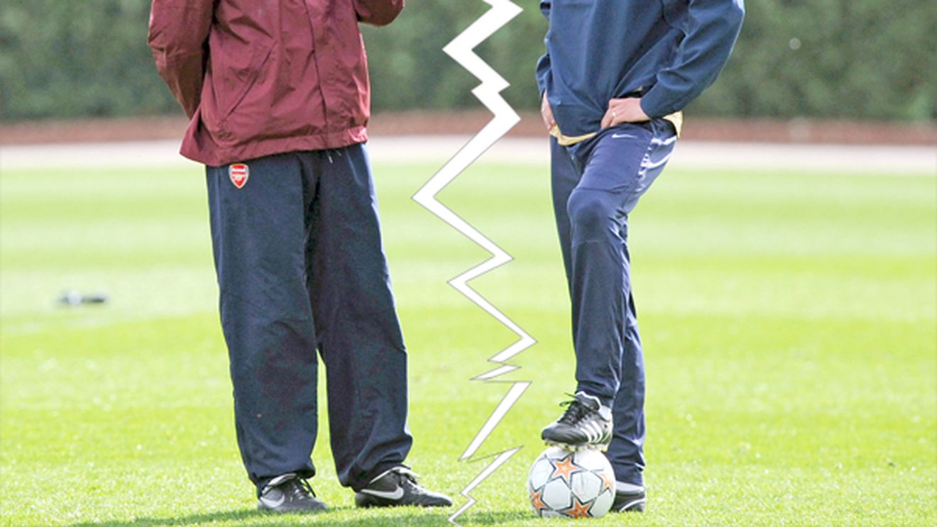 Ceartă pe schimbări!** Van Persie a "sărit la gâtul" lui Wenger pentru modul în care a gestionat partida cu United