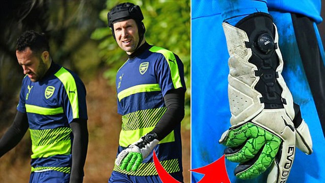 Mănușile lui Cech sunt din "altă ligă" și îi ajung până pe antebraț. SUPER FOTO. Modelul purtat în meciul cu Liverpool a atras toate privirile