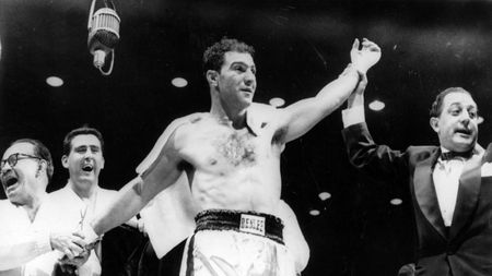 Mayweather părăsește boxul doborând un mit: i-a luat recordul lui "Rocky" după 62 de ani și este, acum, boxerul cu cea mai lungă serie de invincibilitate din istorie. Ce au în comun cei doi invincibili + reacția fiului regretatului pugilist