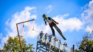 6 săritori au depășit 97 de metri la Cupa Mondială masculină la sărituri cu schiurile desfășurată la Râșnov. Unde se poate vedea la tv competiția