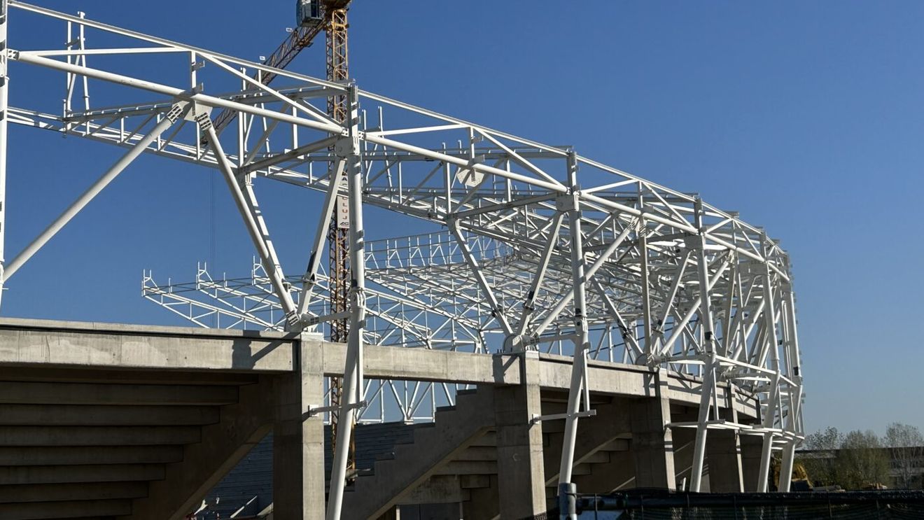 Progres însemnat la „Micul OZN” de la Târgoviște: pe jumătate din arenă s-au pus gradenele și se montează acoperișul!