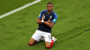 Așa a fost întâmpinat Mbappe la Chișinău! FOTO | Moldovenii i-au așteptat pe campionii mondiali cu bunătăți tradiționale chiar pe aeroport :) 
