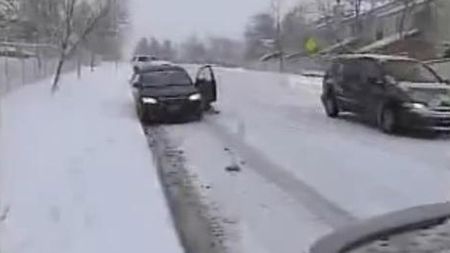 FOTO** A sărit din mașină exact înaintea impactului, dar era să fie "măturată" de un SUV