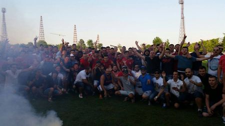 FOTO | Dinamo strânge rândurile înaintea marii bătălii cu Steaua. Jucătorii, asaltați de ultrași la Săftica. Talismanul fanilor pentru jucători