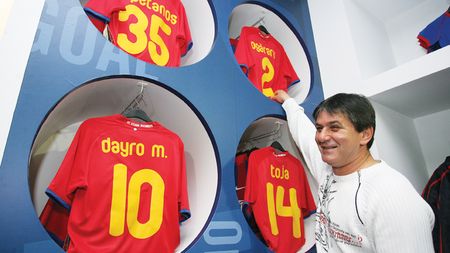 Lăcătuș: „Ce ating eu pleacă!"