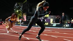Costumul care poate revoluționa atletismul! Campioana olimpică a apărut complet acoperită pe pistă
