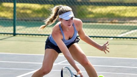 Caz șocant în tenis: „Antrenorul m-a atins în zonele intime!" Sub pretextul că o instruiește să servească, bărbatul îi făcea lucruri inimaginabile sportivei