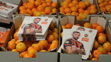 FOTO | Gest superb făcut de Srna pentru elevii din Donețk. Fundașul dreapta al lui Șahtior a trimis 20 de tone de mandarine către copiii din orașul aflat sub controlul rebelilor pro-ruși