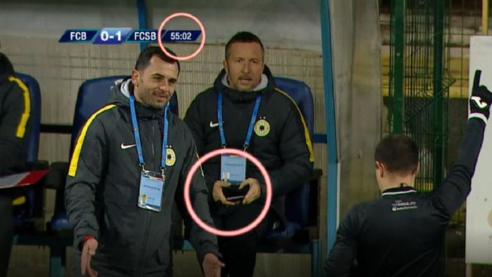 FOTO | Becali sau Dică, cine a făcut schimbarea? Moment interpretabil în timpul meciului FC Botoșani - FCSB. Ce au surprins camerele