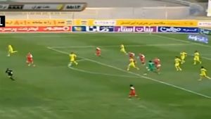 VIDEO | Portarul care aruncă mingea 50 de metri. Fază nebună în prima ligă din Iran